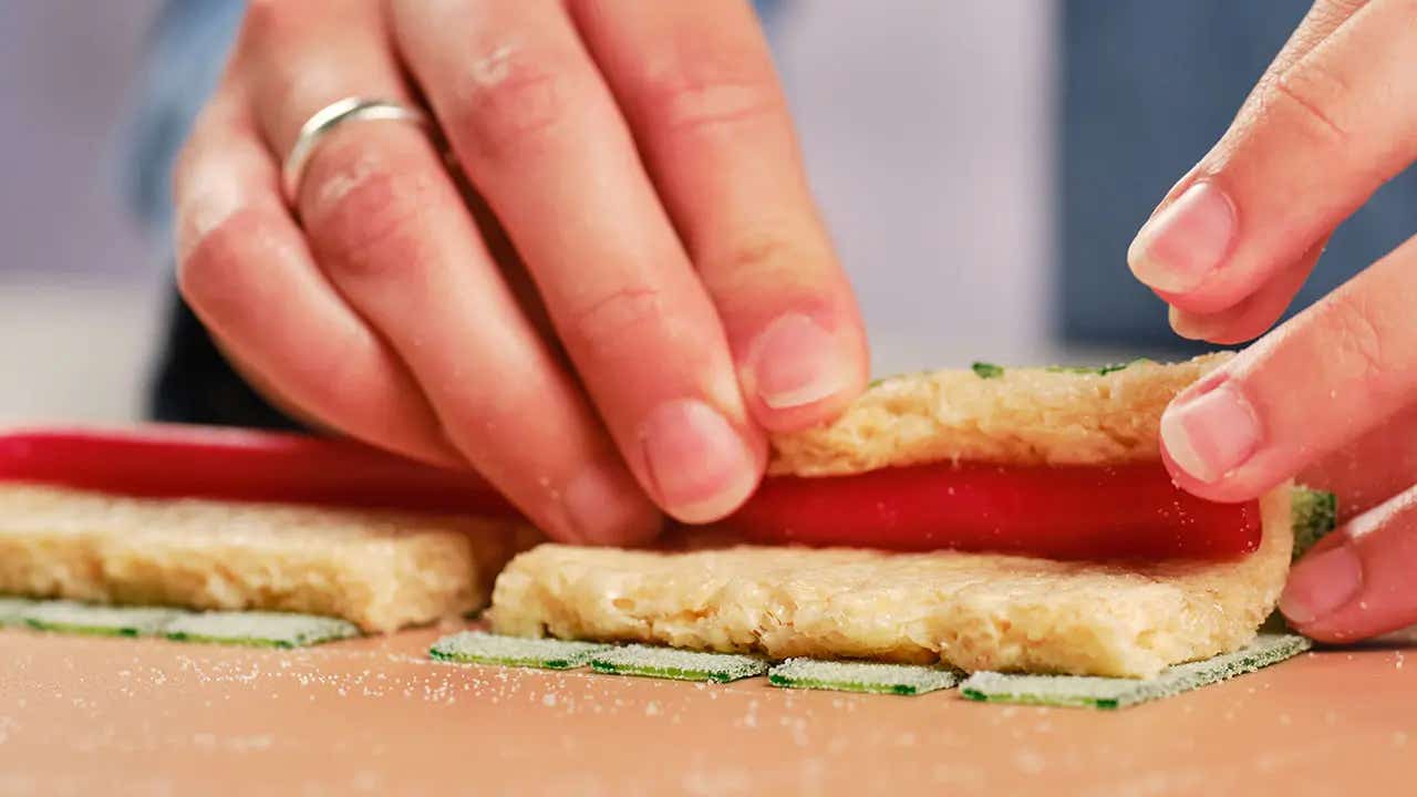 log formed with around jolly rancher rope