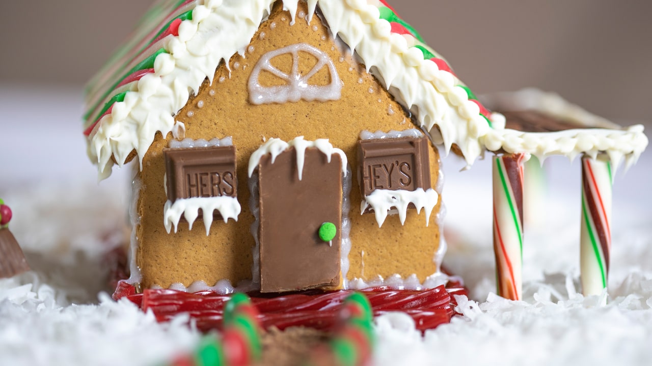 https://www.hersheyland.com/content/dam/hersheyland/en-us/crafts/craft-images/gingerbread-house-craft-direction-step-five.jpg