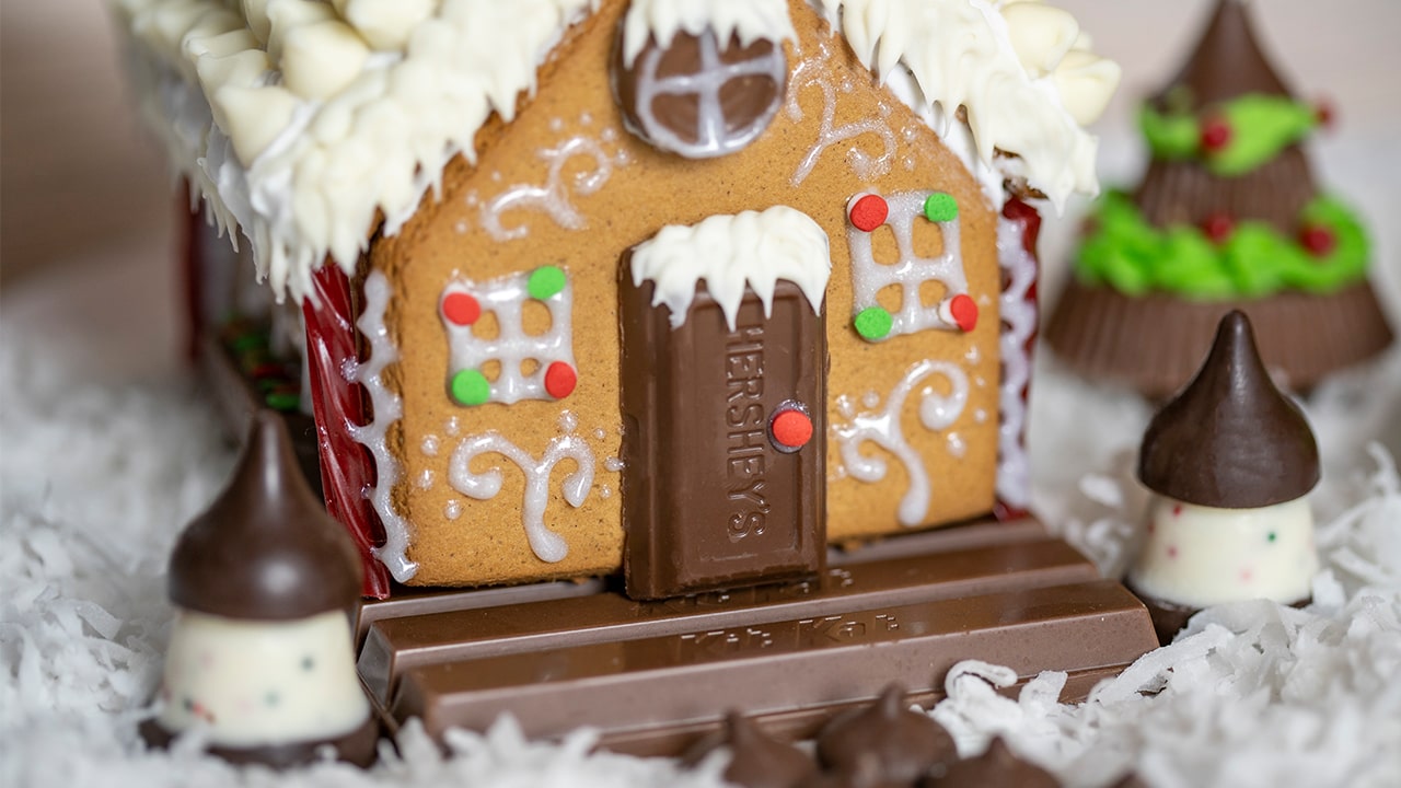 https://www.hersheyland.com/content/dam/hersheyland/en-us/crafts/craft-images/gingerbread-house-craft-direction-step-two.jpg