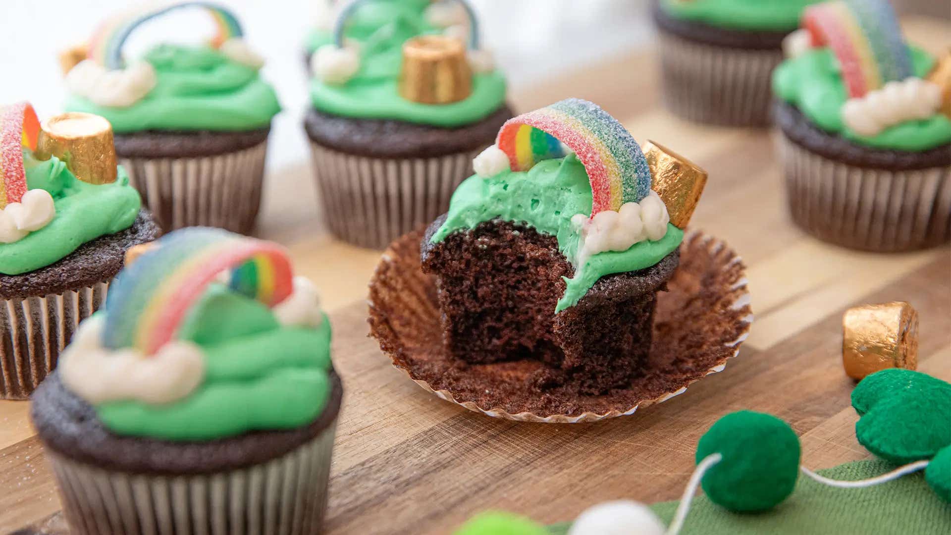 st patrick's day rainbow cupcakes 
