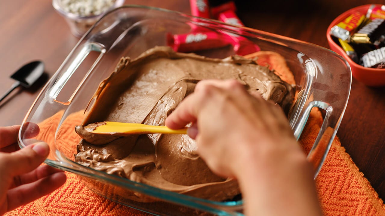 layer of pudding added to tray