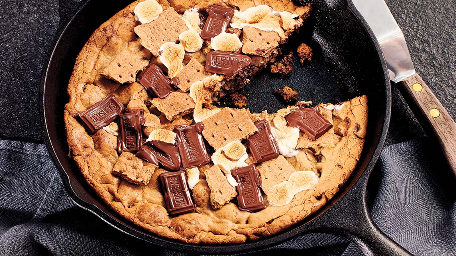 Reese's Cookie Skillet Shareable Party Size Dessert, Peanut Butter and  Chocolate Chip Mix Easy DIY Baking Kit, Christmas Stocking Stuffer for Boys  and