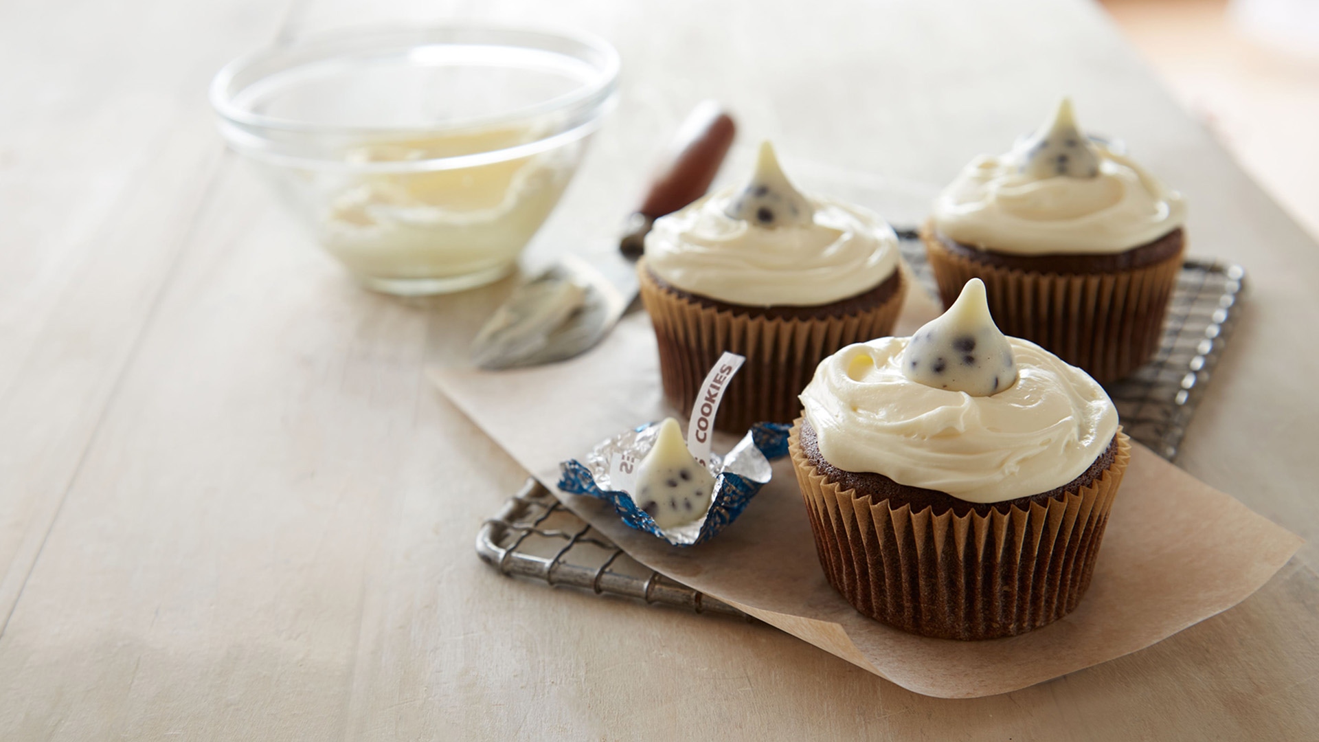 Cookies ‘N Creme Filled Chocolate Cupcakes