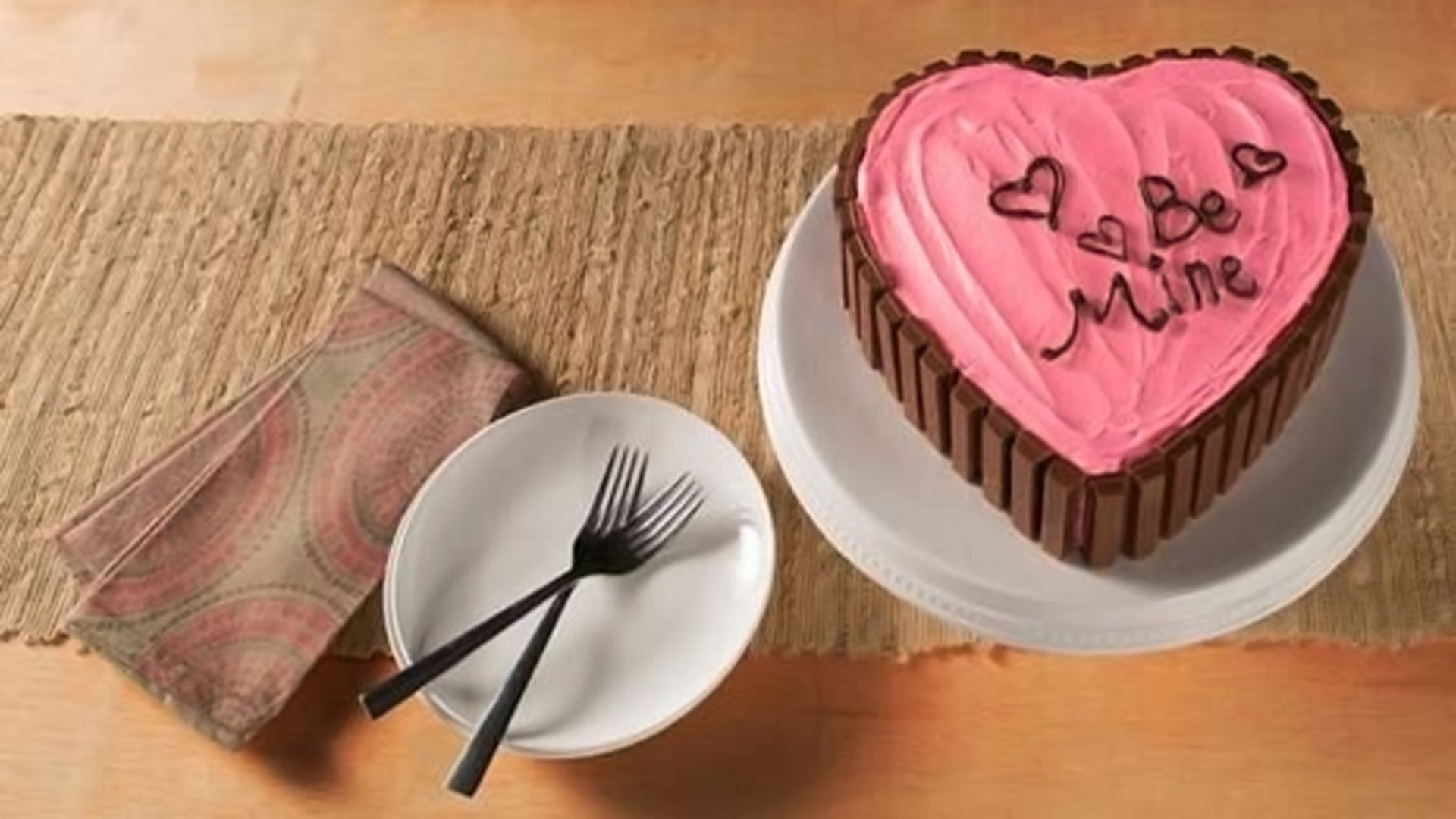KIT KAT® Valentine Cake