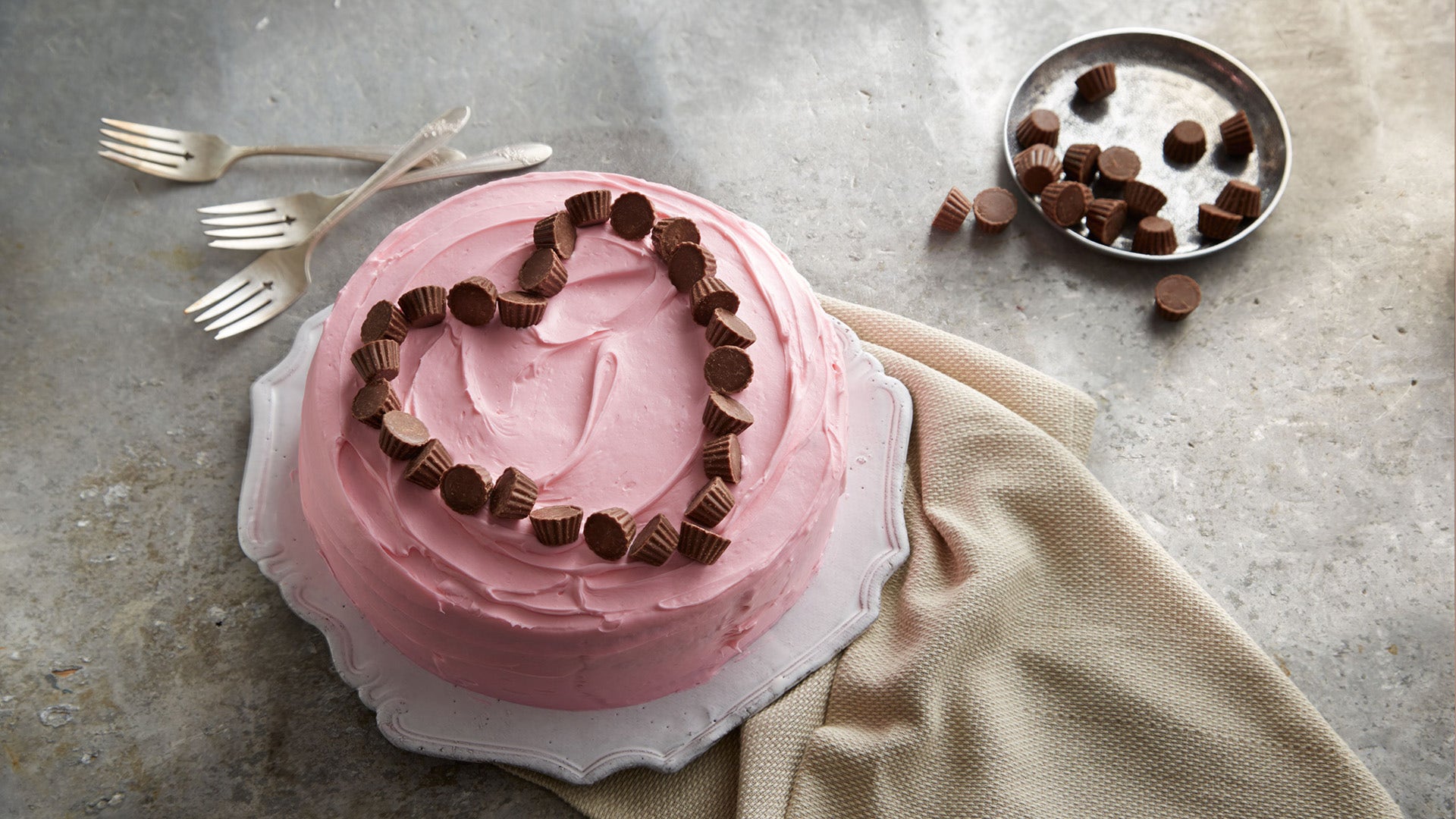 peanut butter cup heart valentine cake
