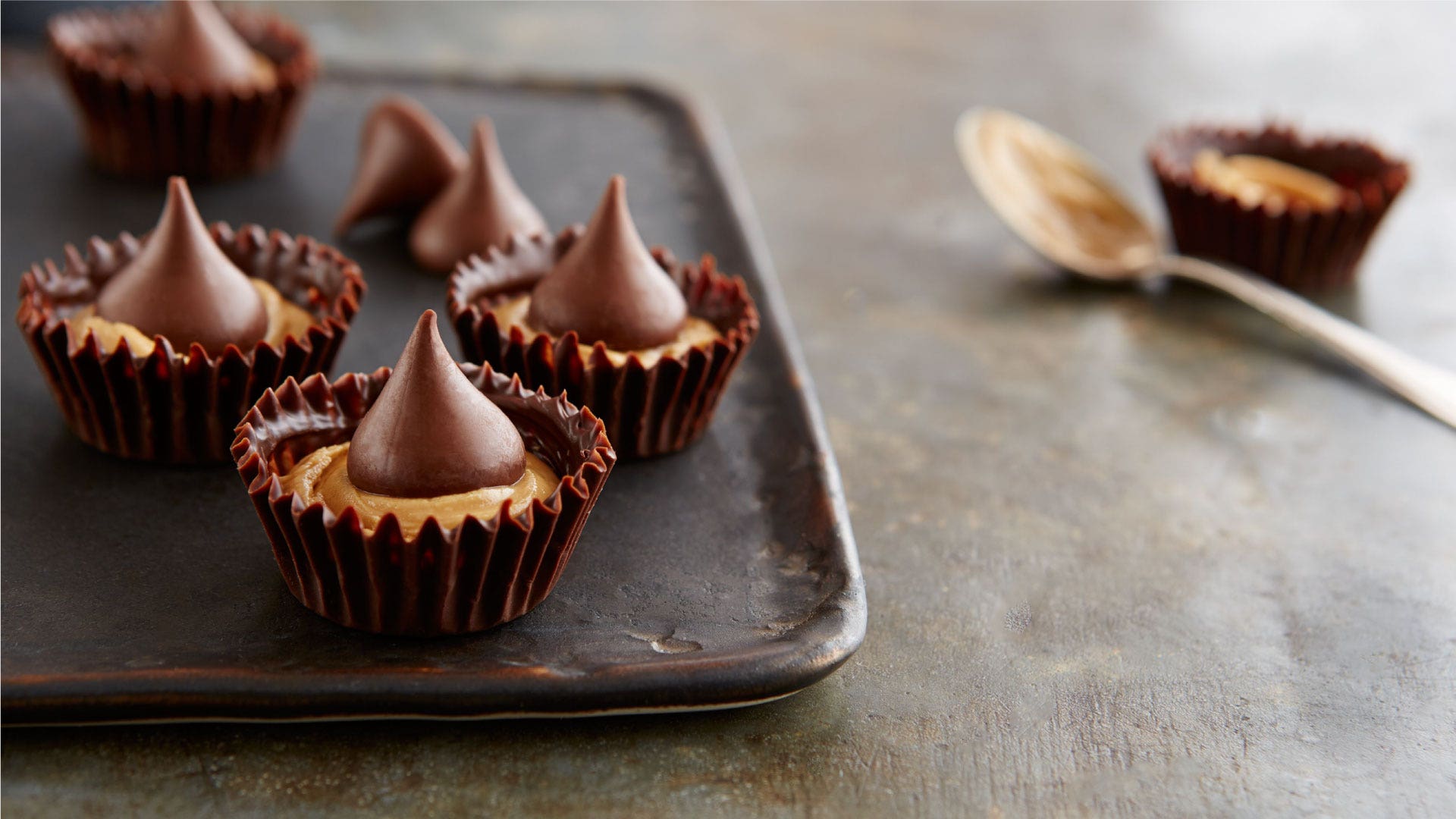 KISSES Chocolate Fluted Cups