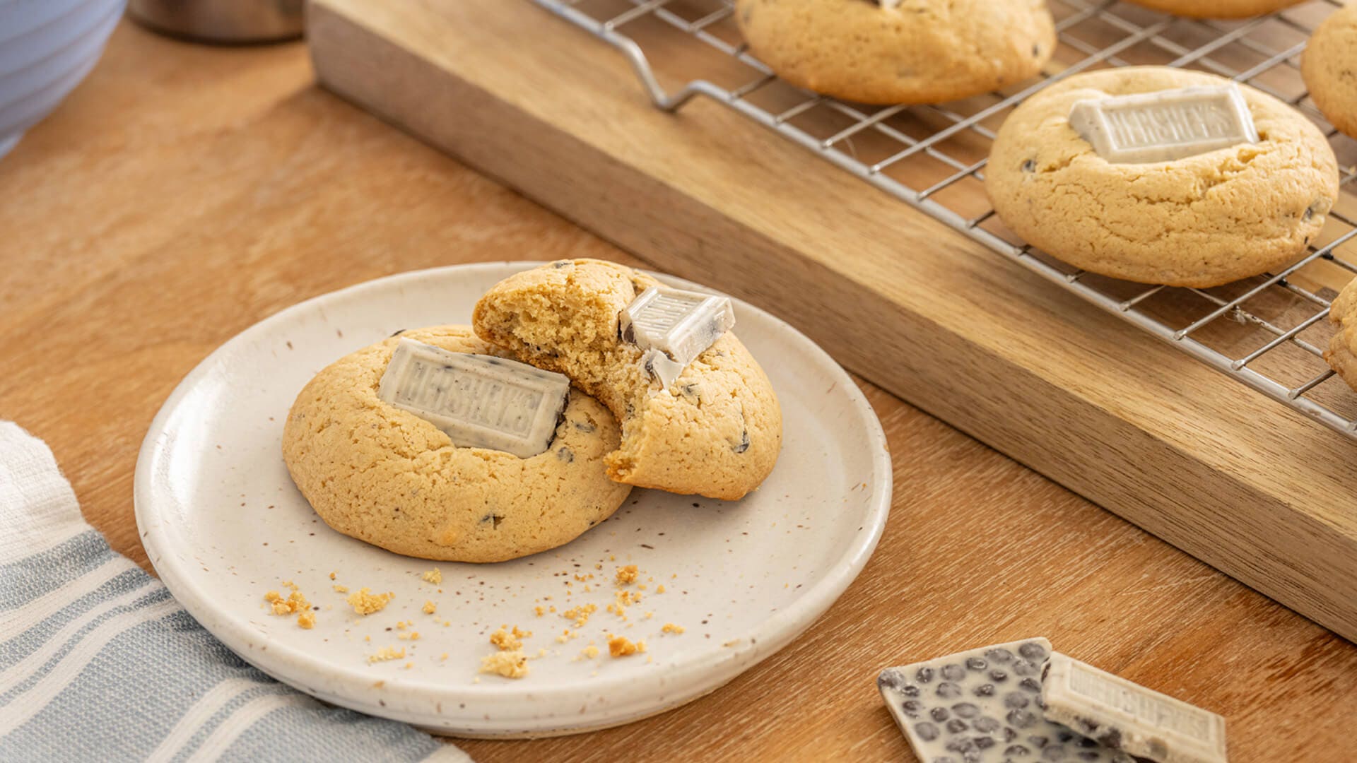 freshly baked cookies n creme cookies