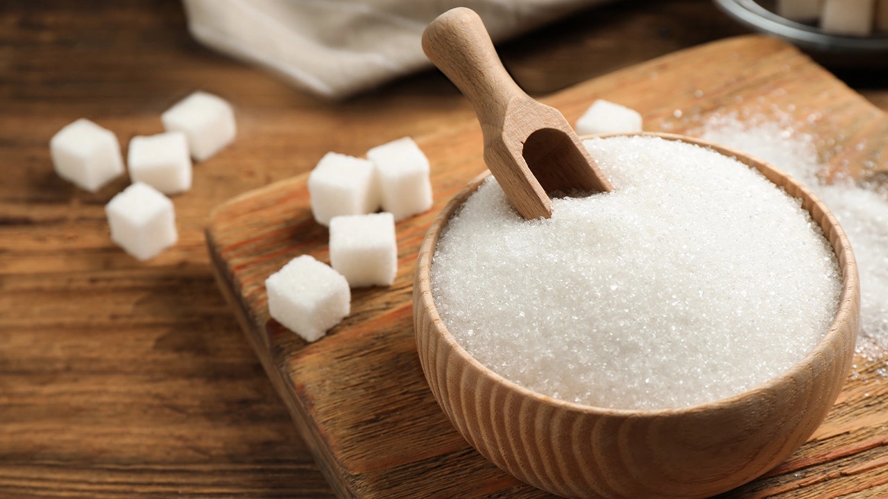 bowl and cubes of sugar