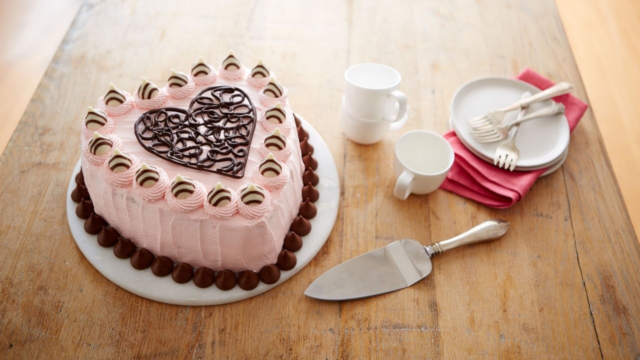 HERSHEY’S HUGS & KISSES Valentine’s Cake