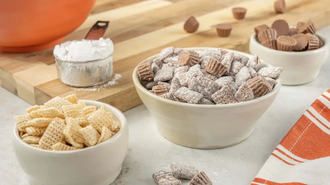 bowl of reeses puppy chow