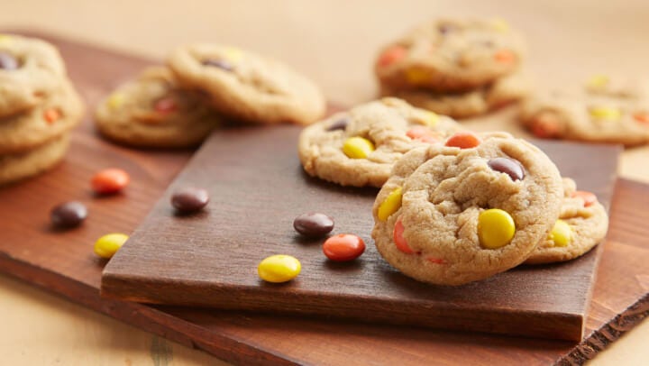 wooden tray of reeses pieces peanut butter cookies