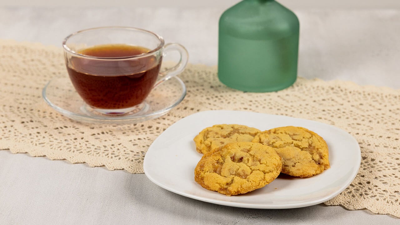 plate of toffee bits cookies paired with chai tea
