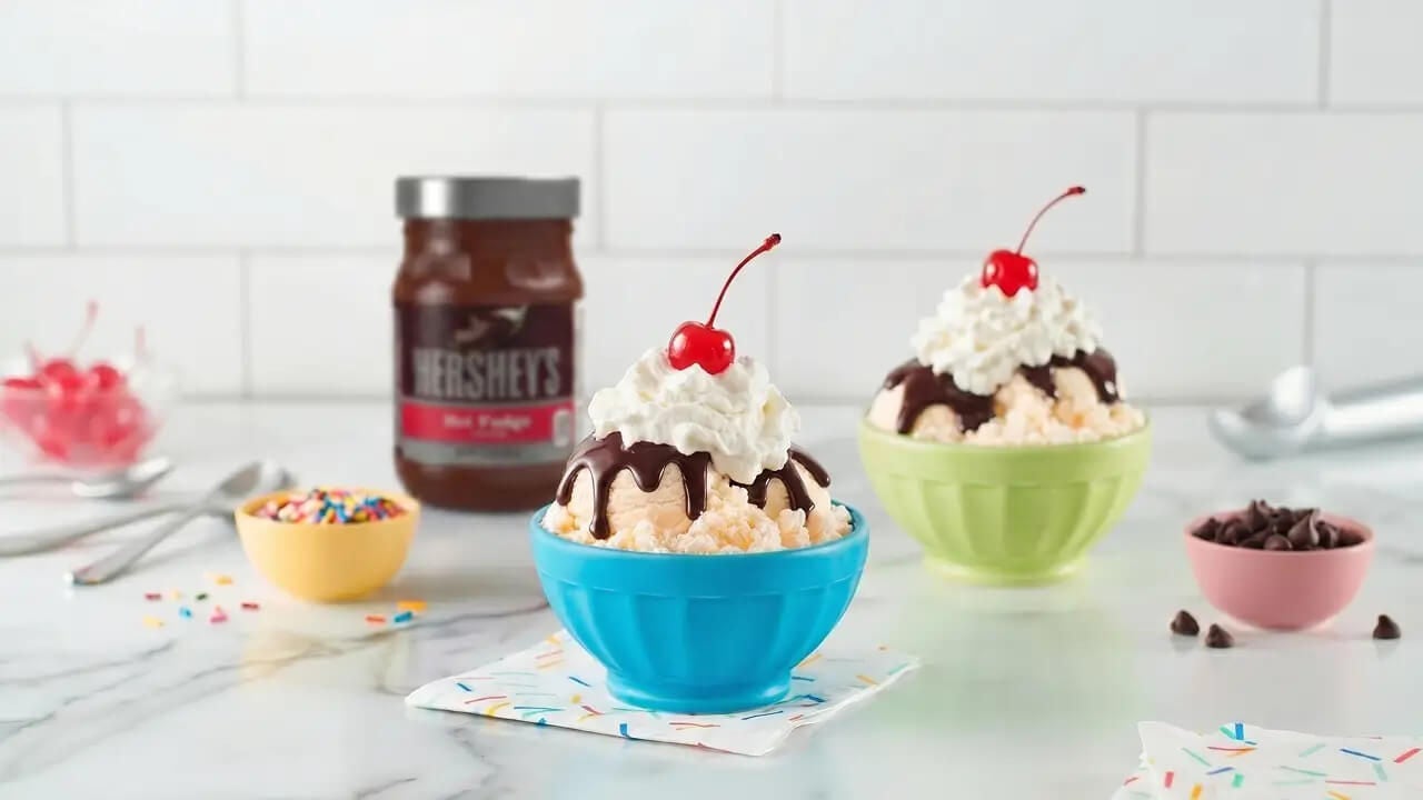bowls of ice cream with hot fudge topping