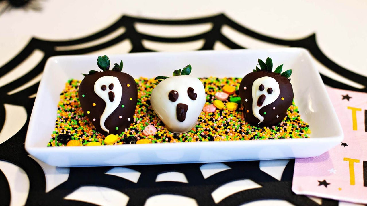 chocolate covered strawberries decorated to look like ghosts