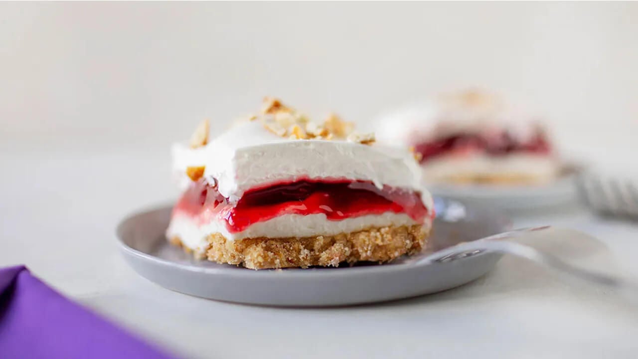 pretzel crusted strawberry pie